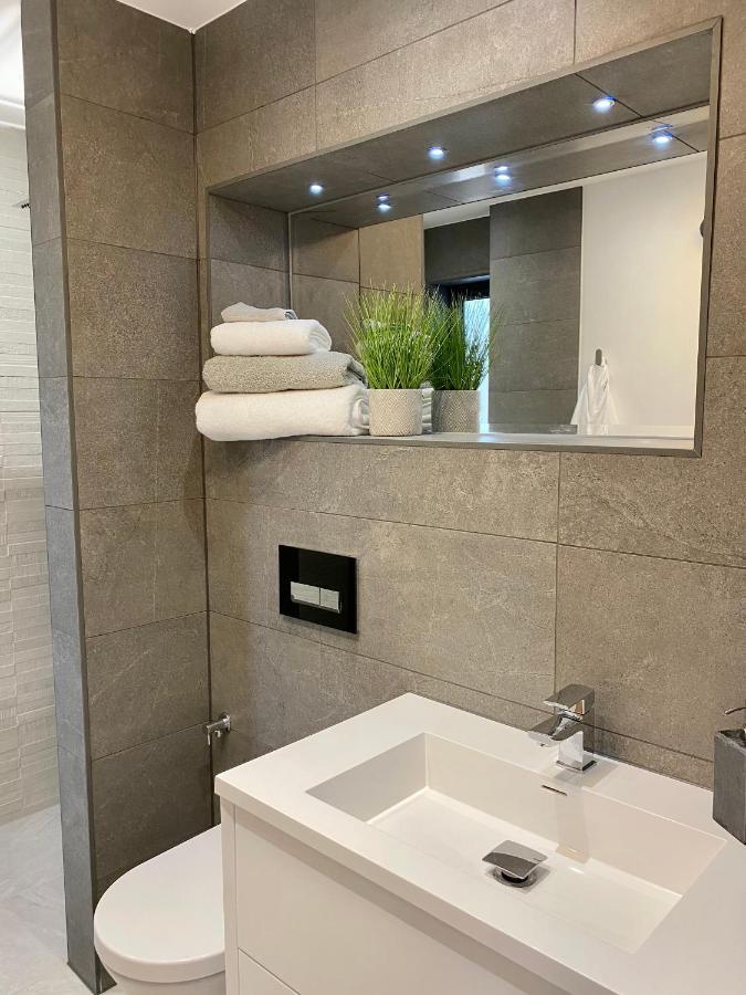 Stunning Modern Home Set In Beautiful Grounds. Bath Zewnętrze zdjęcie
