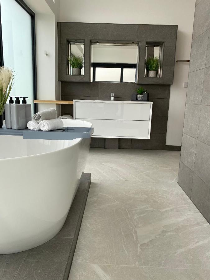 Stunning Modern Home Set In Beautiful Grounds. Bath Zewnętrze zdjęcie