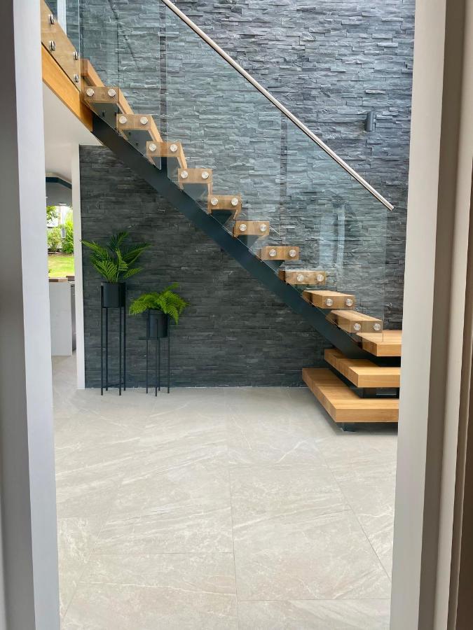 Stunning Modern Home Set In Beautiful Grounds. Bath Zewnętrze zdjęcie