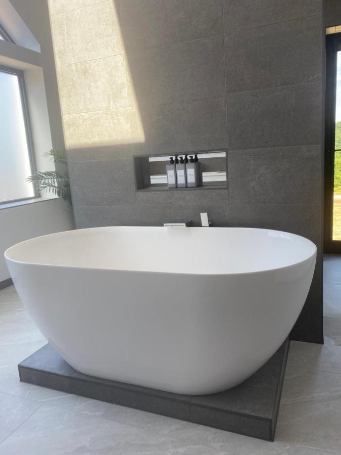 Stunning Modern Home Set In Beautiful Grounds. Bath Zewnętrze zdjęcie