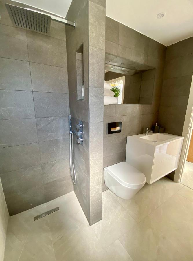 Stunning Modern Home Set In Beautiful Grounds. Bath Zewnętrze zdjęcie