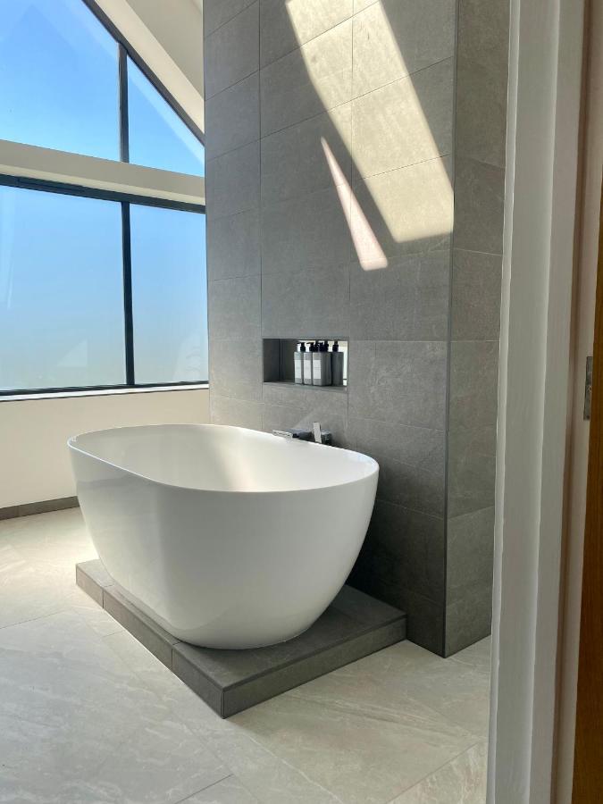 Stunning Modern Home Set In Beautiful Grounds. Bath Zewnętrze zdjęcie