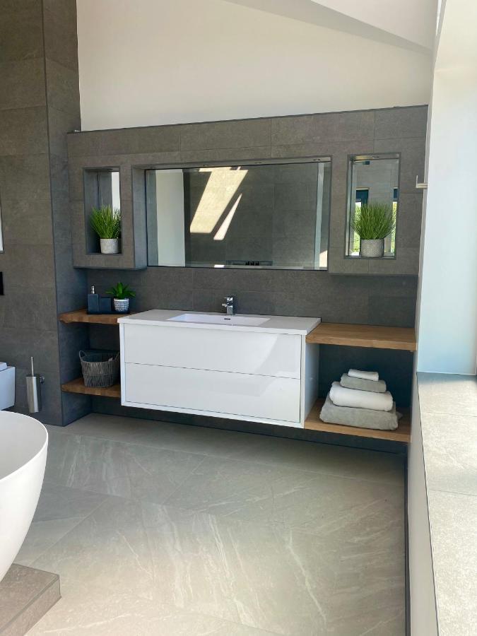 Stunning Modern Home Set In Beautiful Grounds. Bath Zewnętrze zdjęcie