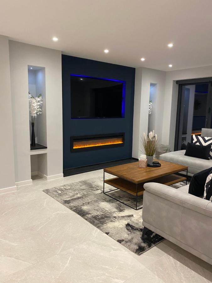 Stunning Modern Home Set In Beautiful Grounds. Bath Zewnętrze zdjęcie