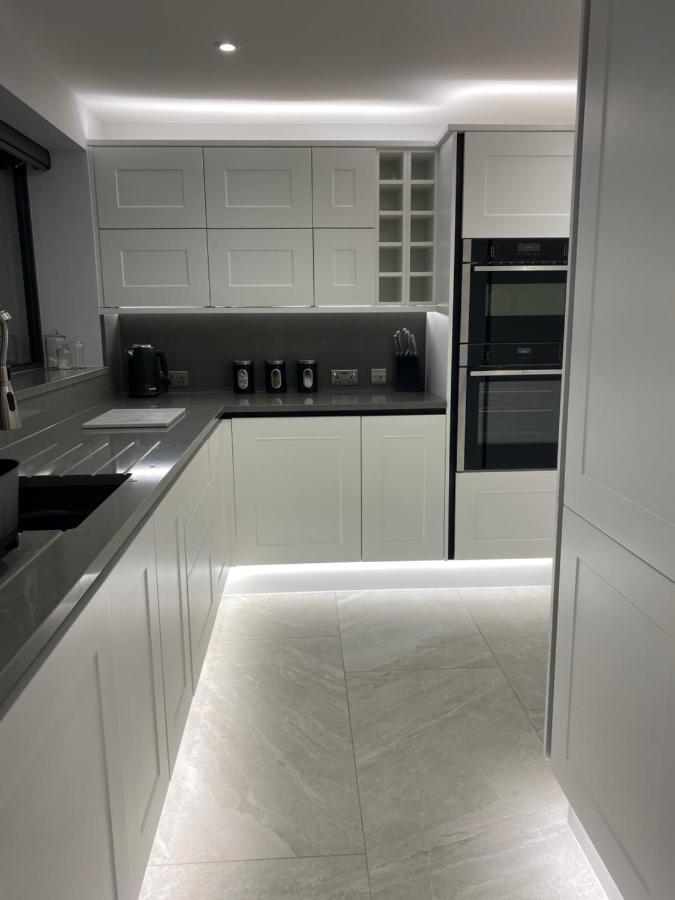 Stunning Modern Home Set In Beautiful Grounds. Bath Zewnętrze zdjęcie