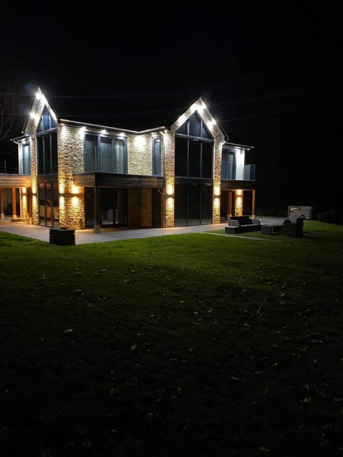 Stunning Modern Home Set In Beautiful Grounds. Bath Zewnętrze zdjęcie