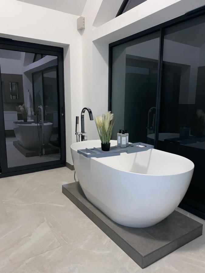 Stunning Modern Home Set In Beautiful Grounds. Bath Zewnętrze zdjęcie