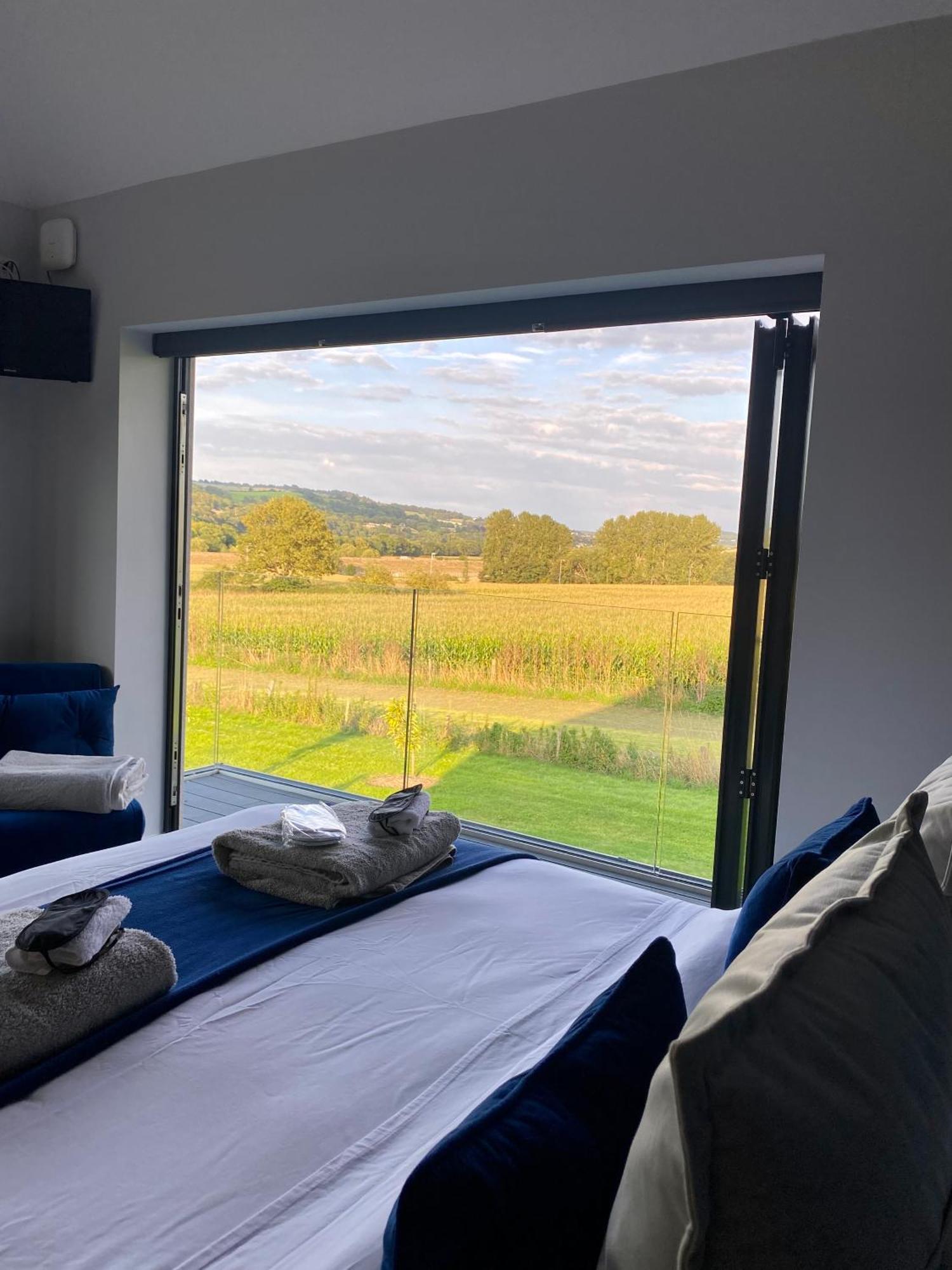 Stunning Modern Home Set In Beautiful Grounds. Bath Zewnętrze zdjęcie