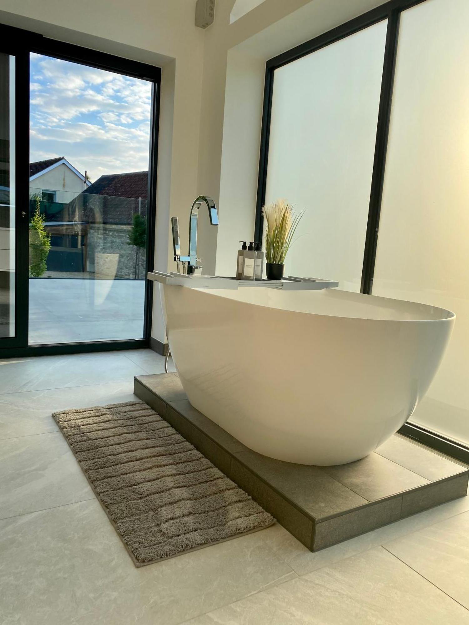 Stunning Modern Home Set In Beautiful Grounds. Bath Zewnętrze zdjęcie