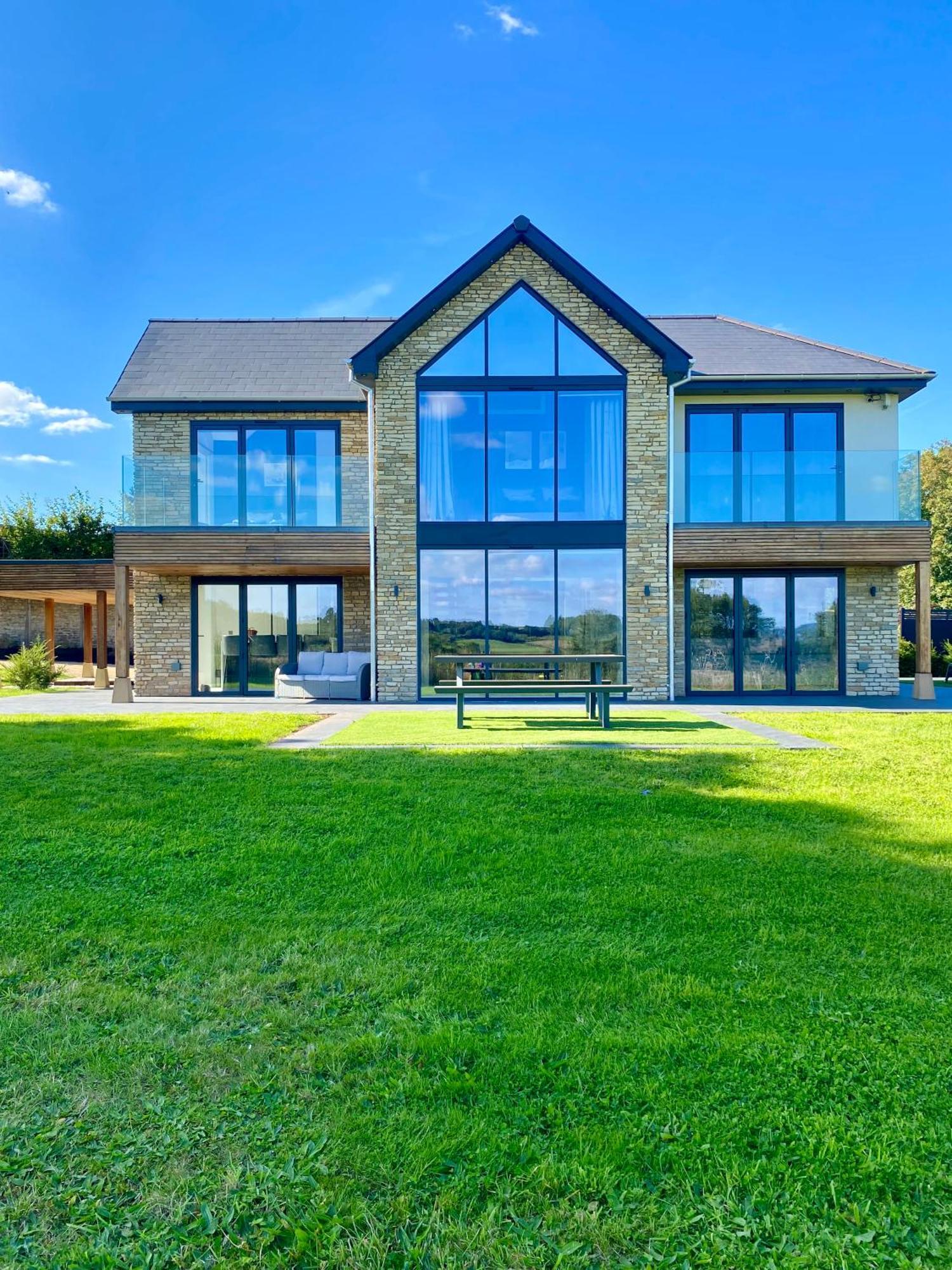 Stunning Modern Home Set In Beautiful Grounds. Bath Zewnętrze zdjęcie