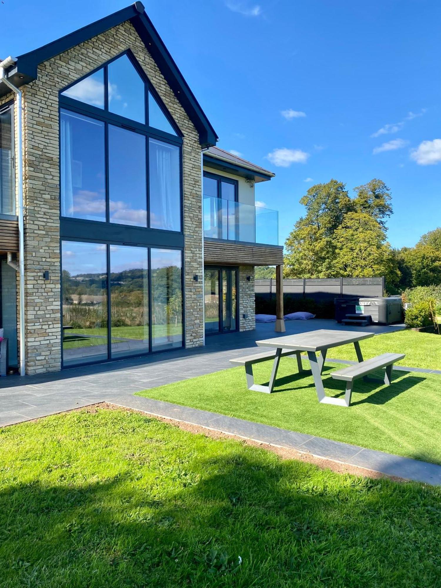 Stunning Modern Home Set In Beautiful Grounds. Bath Zewnętrze zdjęcie