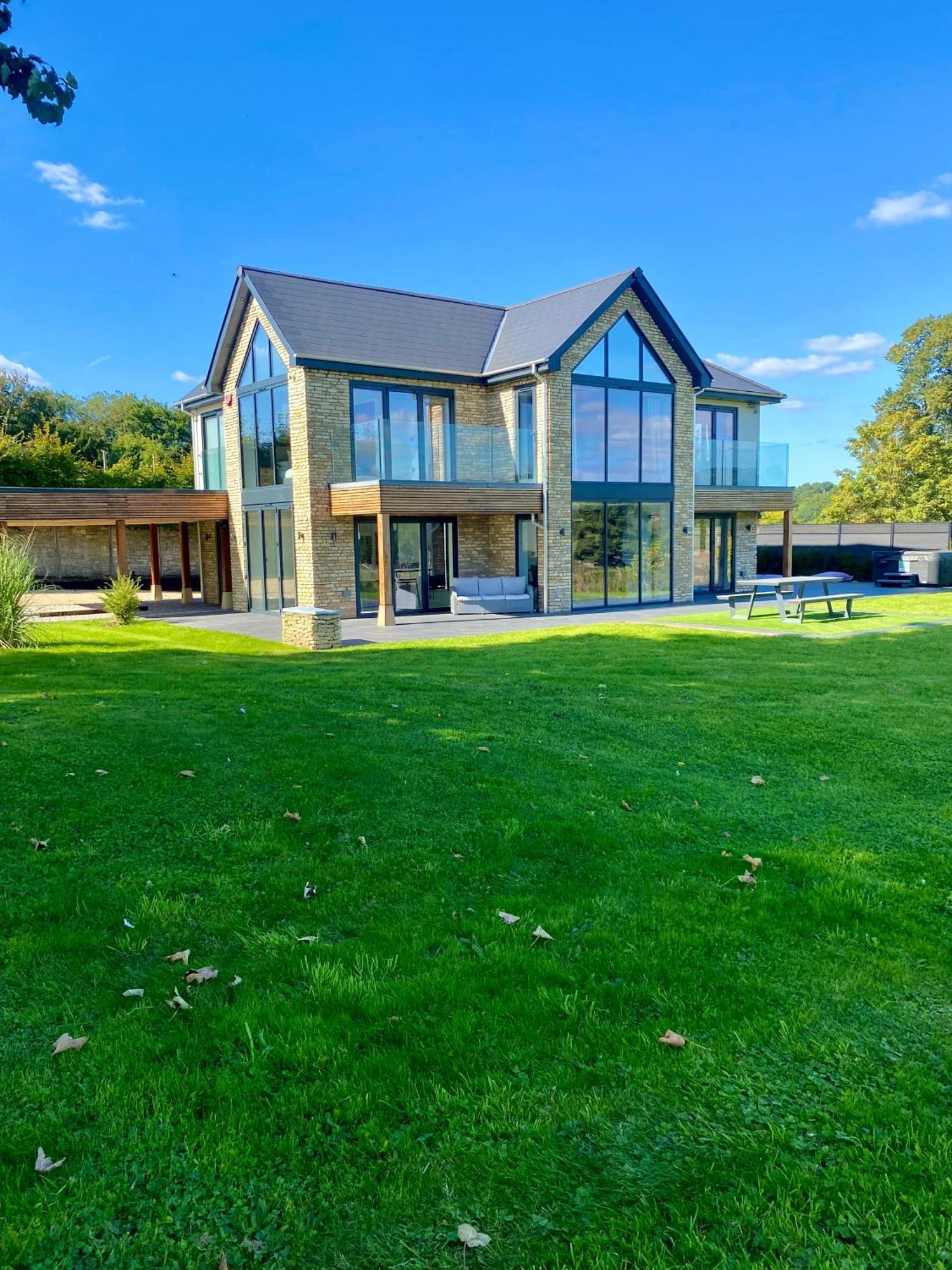 Stunning Modern Home Set In Beautiful Grounds. Bath Zewnętrze zdjęcie